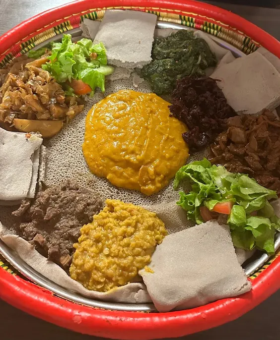 Mesob mit Injera
