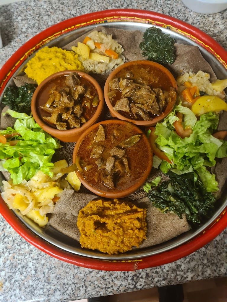 Äthiopisches Mesob-Essen mit Beilagen
