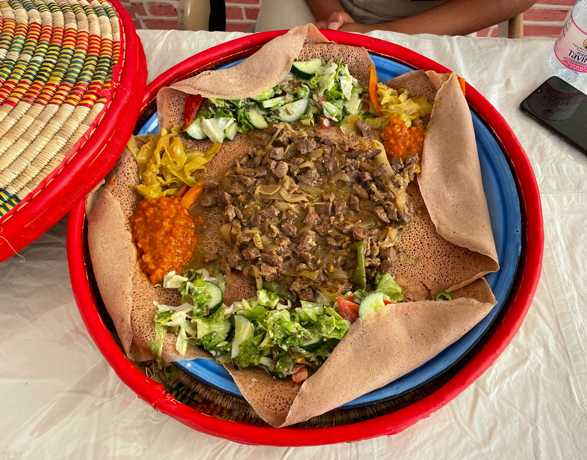 Äthiopisches Mesob-Essen mit Injera